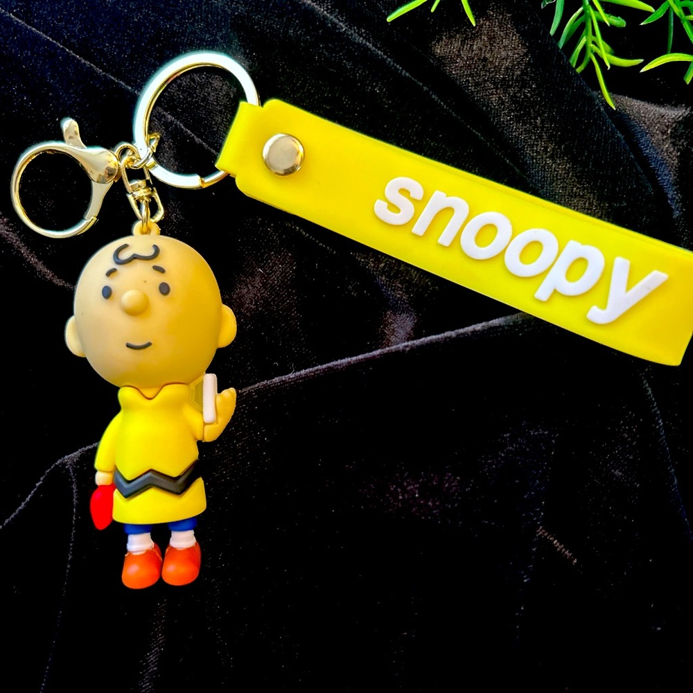 CHARLIE BROWN SNOOPY KEYCHAIN
 BRAND NEW
